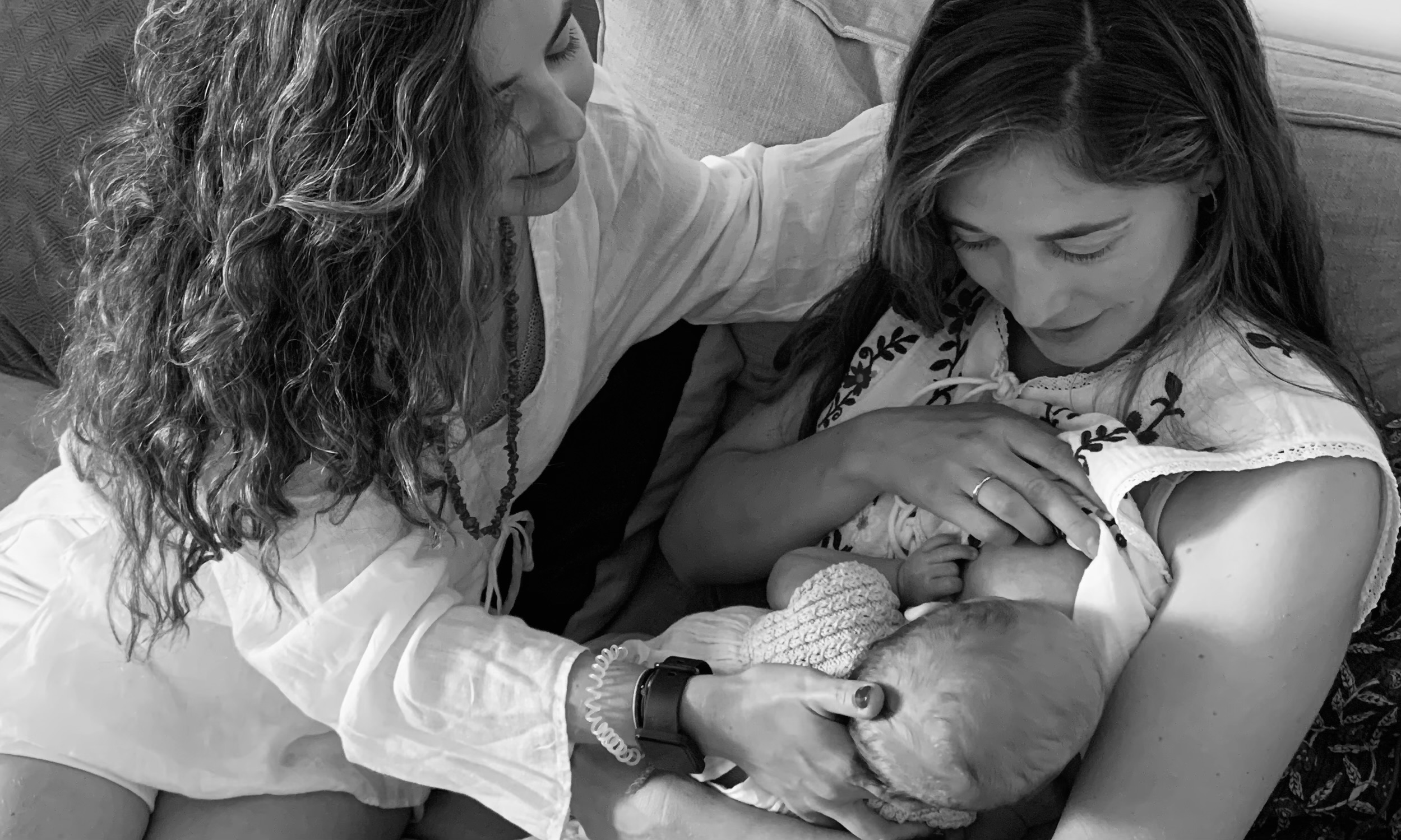 Elena Tovar Muñoz realizando una asesoría de lactancia en un domicilio ayudando a una mamá a dar el pecho y a solucionar sus problemas de lactancia de manera cálida y cercana