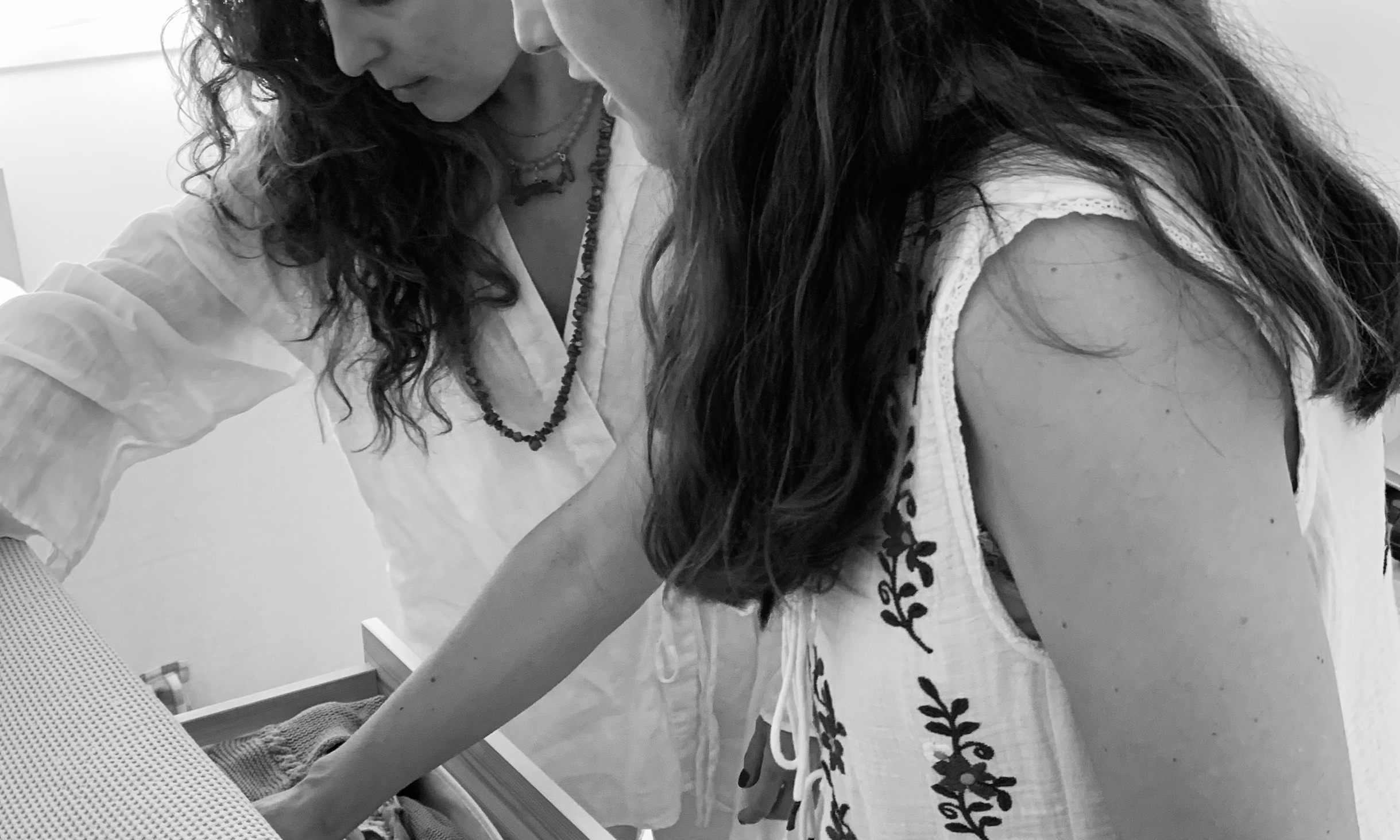 Elena Tovar Muñoz acompañando a una futura mamá en su preparación a la maternidad en su domicilio transmitiendo calidez y cuidado en el embarazo y la preparación a la maternidad