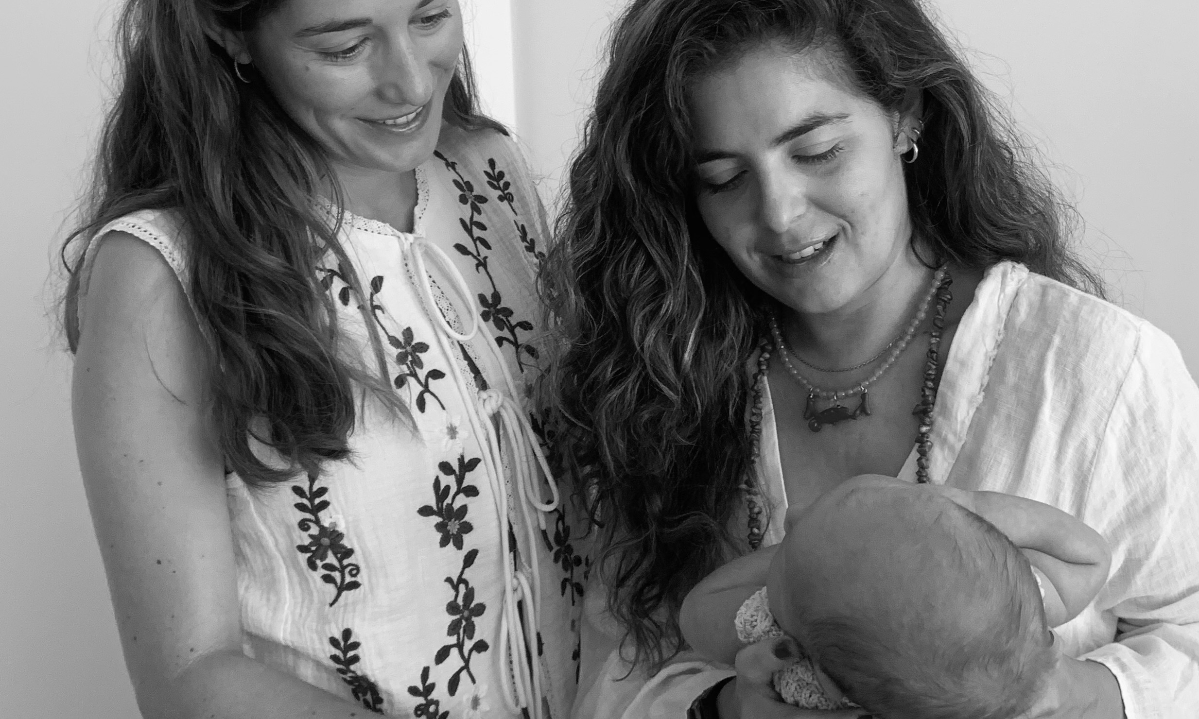 Elena Tovar Muñoz sosteniendo a un bebé recién nacido bajo la mirada tierna de su madre y la calidez de una matrona apasionada por su trabajo