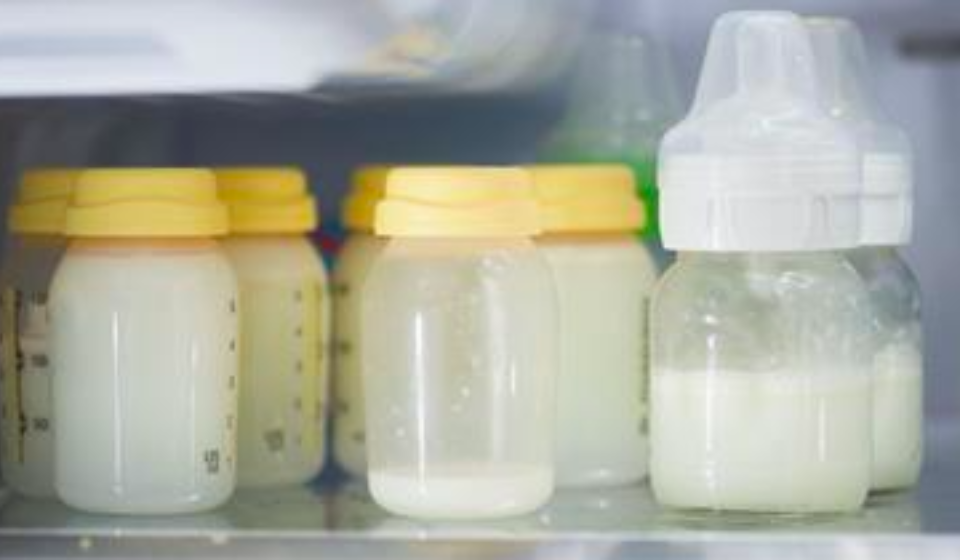 Extracción manual de gotas de calostro para la preparación del biberón de leche materna