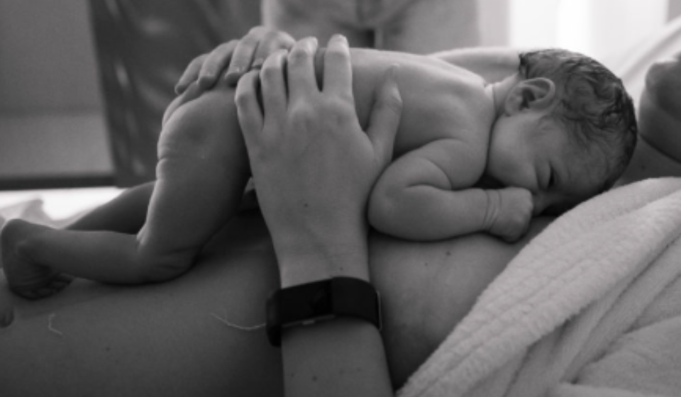 Recién nacido descansando sobre la madre inmediatamente después del parto