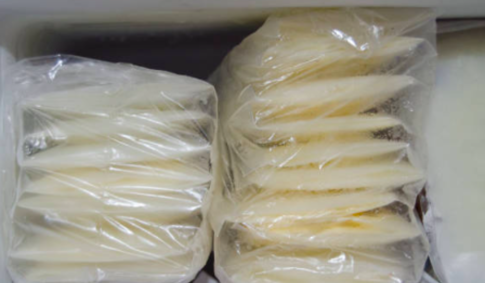 Almacenamiento de bolsas de calostro congeladas tras la extracción prenatal